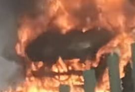 南宁两车快速路上追尾：电动车燃起熊熊大火 幸无人员伤亡