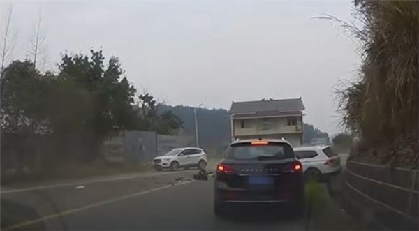 生死一线！罐车弯道撞车突发死亡摇摆：双向司机被吓出冷汗