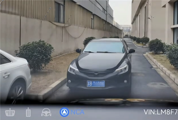 直行车道被乱停车堵住华为智驾会当场死机吗 实测太惊艳！