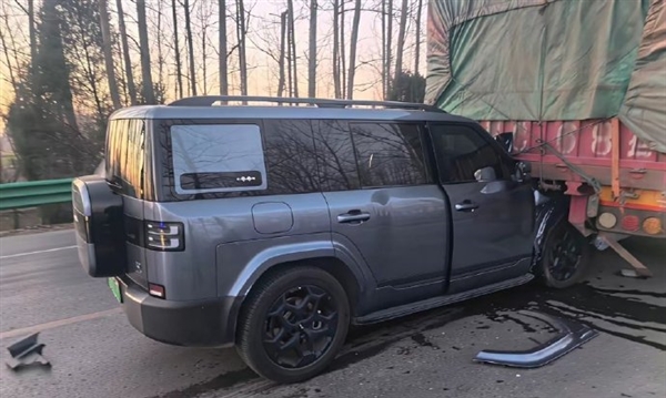 方程豹钛7成保命神车：A柱追尾大货车未变形