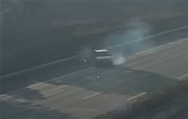 高速爆胎后猛踩刹车！小车旋转漂移撞上护栏 司机：车子平时很少开