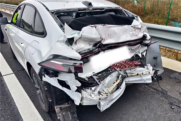 新手图新鲜体验“智驾” 脱手致系统自动减速：惨遭大货追尾