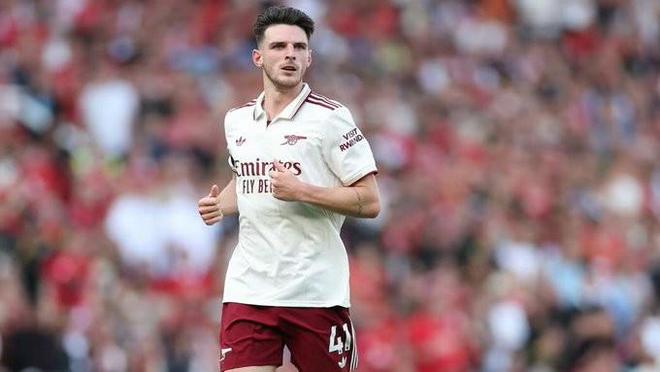 跟队：赖斯随队出征伯恩茅斯，今早也参与了球队赛前散步环节