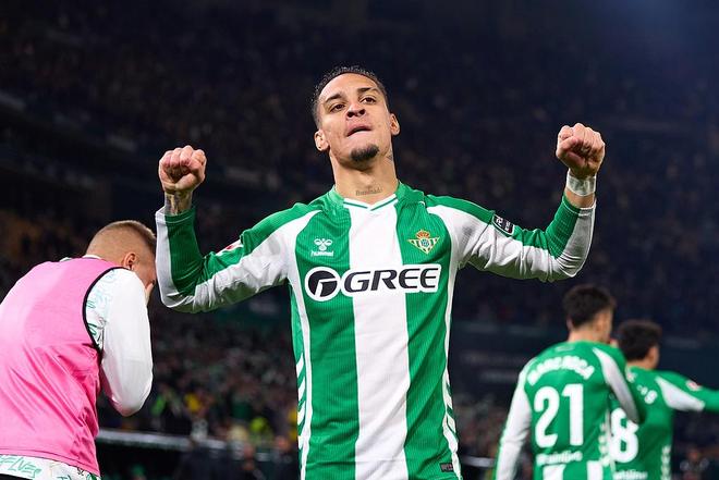 马卡报：安东尼周五恢复跟队训练，有望出战皇马