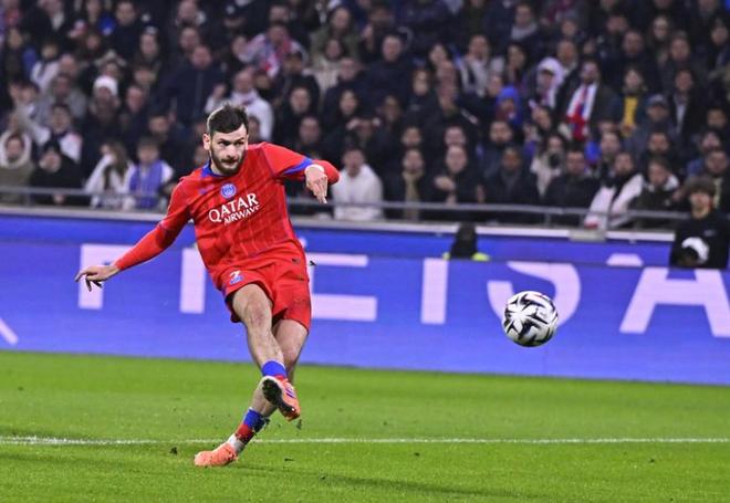 记者：克瓦拉茨赫利亚昨日训练中受伤，今天在室内训练