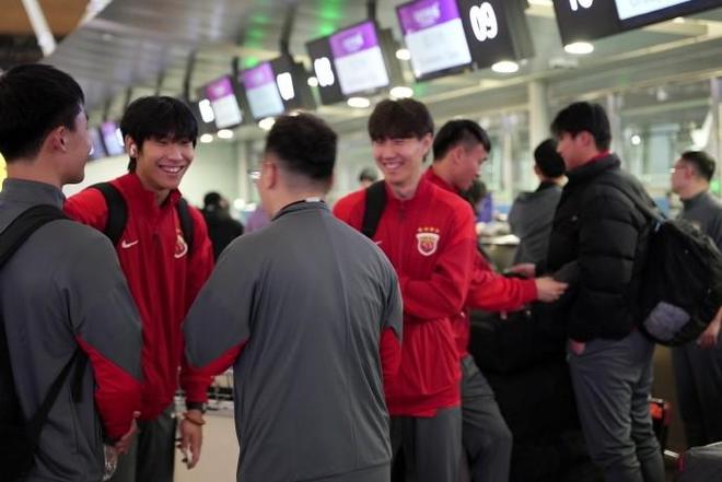 海港跟队记者晒照：此前受伤的李新翔随队前往迪拜冬训