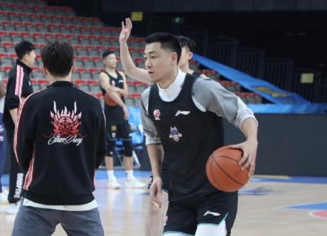 膝盖积水已处理，高诗岩：问题不大，回到山东应该就可以比赛