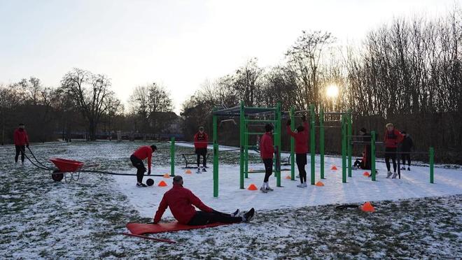 图片报：受持续降雪影响，德国地区联赛某球队临时在公园训练