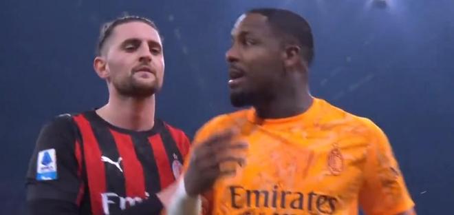 对补时阶段点球的判罚十分不满，迈尼昂比赛结束后爆粗骂裁判