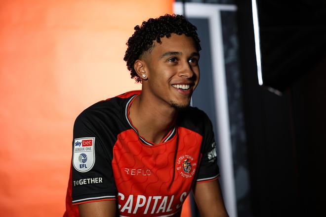 官方：曼城20岁边锋埃米利奥-劳伦斯租借加盟英甲卢顿