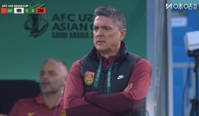 记者评安东尼奥：打冲吊消耗了前锋体能，对手示弱却不应变