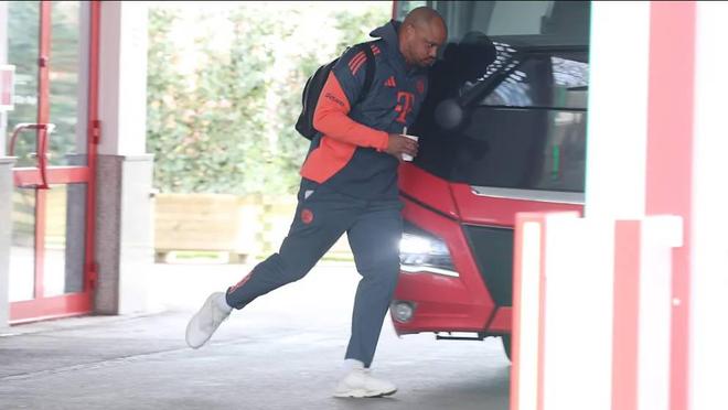 图片报：拜仁大巴差点没带上孔帕尼就出发，因为他去拿外套了