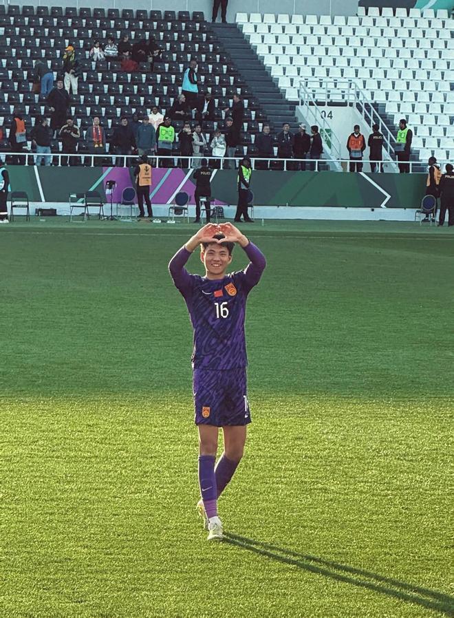 甜蜜时刻，国足U23门将李昊赛后和女友比心互动