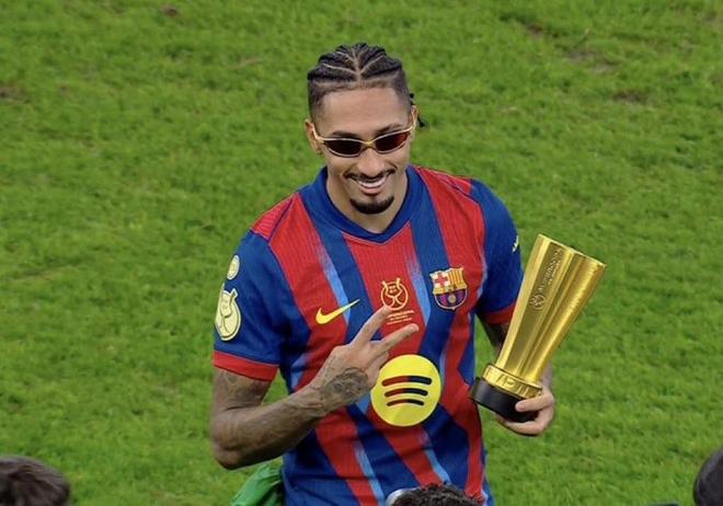 世体透露西超杯赛前拉菲尼亚更衣室演讲：这是场战争，我们必须复仇