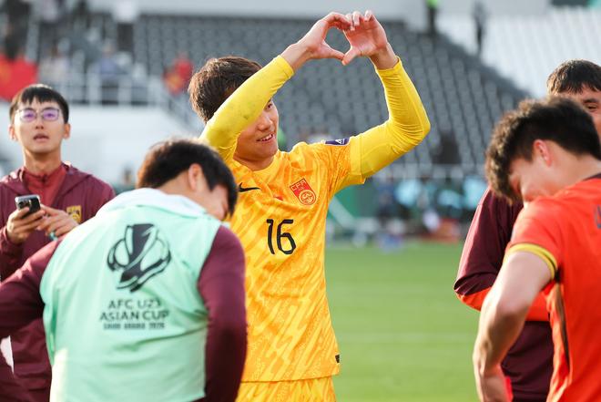 比赛中险自摆乌龙，拜合拉木赛后现身李昊社媒评论：门神