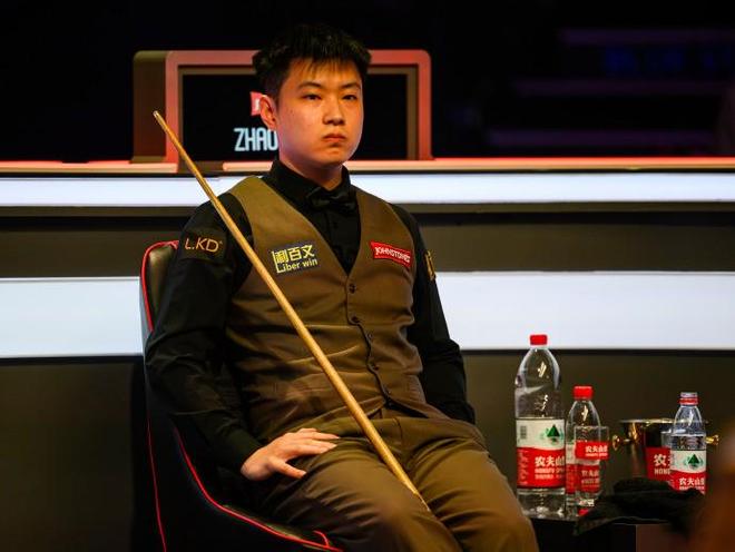 赵心童连丢三局5-6遭希金斯逆转，止步斯诺克大师赛八强