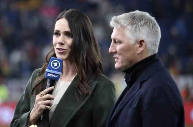 官方：施魏因斯泰格与ARD续约至2028；他将参与解说世界杯