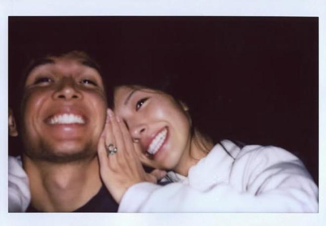 祝福！“中国女婿”阿尔本与何沐妮订婚：我想我们只能陪伴彼此了