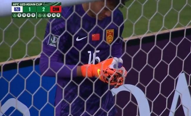 细节定成败？李昊点球大战中查看水瓶上纸条，随后扑出乌兹关键点球