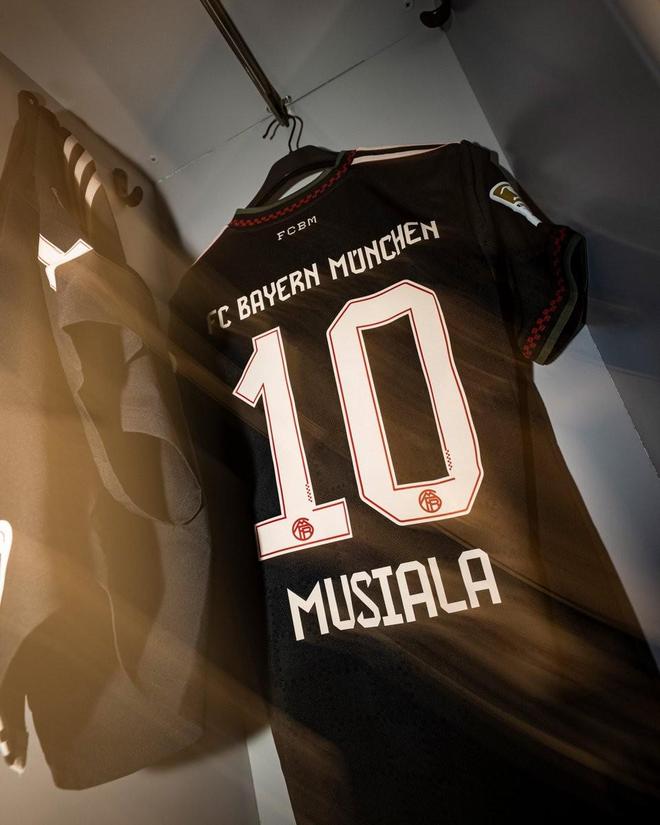 替补待命，穆西亚拉时隔196天再度入选拜仁比赛大名单