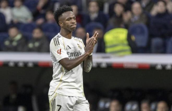 积极回应，在射门打高后维尼修斯鼓掌回应现场球迷的掌声