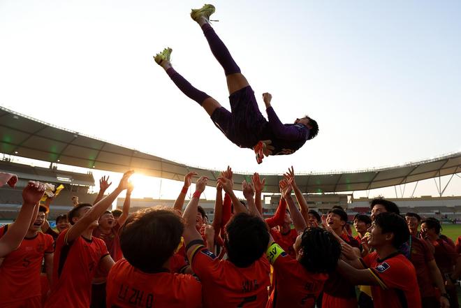 胡荷韬庆祝胜利：创造历史，我们的目标只有前进