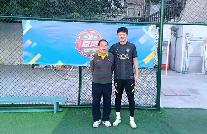 启蒙教练：李昊11岁时就被中超的球探看上，他一开始不愿守门