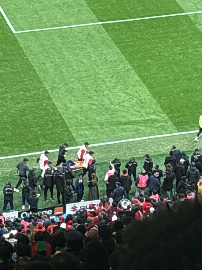 塞内加尔球迷冲场并用椅子攻击安保，一名安保人员被担架抬走