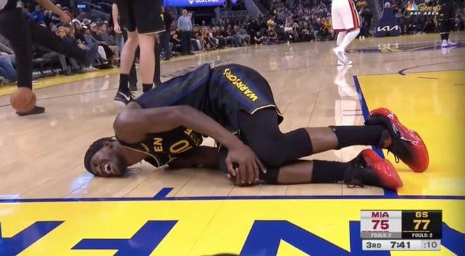 到底有事没？巴特勒膝盖疑似扭伤痛苦倒地，离场时却做鬼脸+咧嘴笑