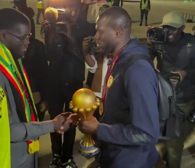 凯旋，夺冠后的塞内加尔全队在机场受到塞内加尔总统热烈欢迎