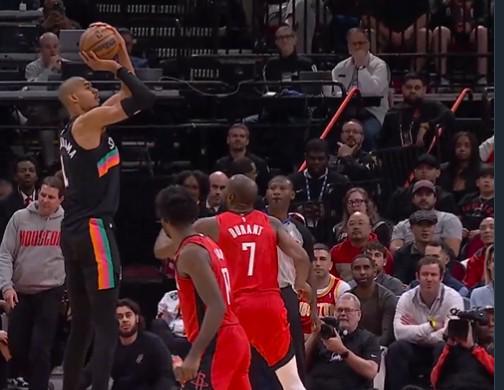 低迷，文班亚马21中5&三分7中0仅得14分，下半场几乎得分挂零