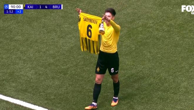 读秒破门，阿拉木图凯拉特球员萨德别科夫晒球衣庆祝