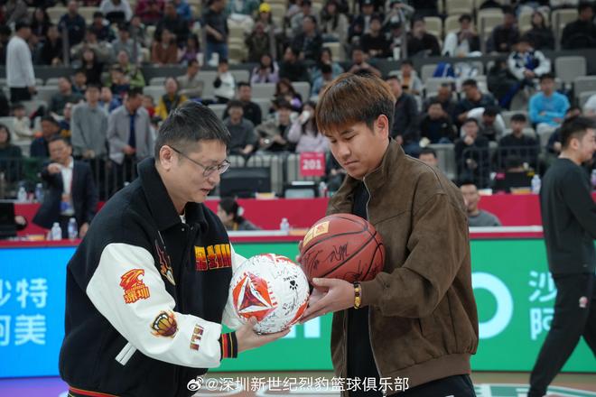 深圳青年人全队现场观战深圳烈豹，双方还进行了礼物互换