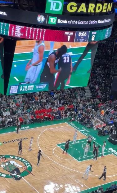 罗威被交易后首次回到绿军主场，绿军主场球迷为其送上掌声