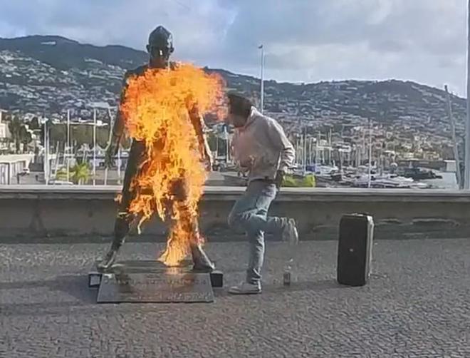 记录报：放火焚烧C罗雕像的人已被逮捕，并被送去了精神病科