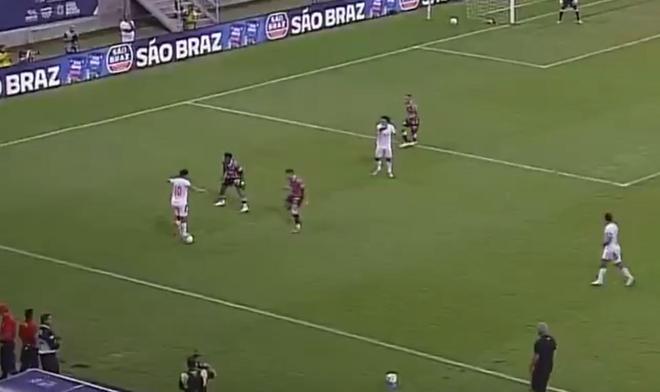 巴西一球员在比赛里双脚踩球，被视作不尊重对手吃到黄牌