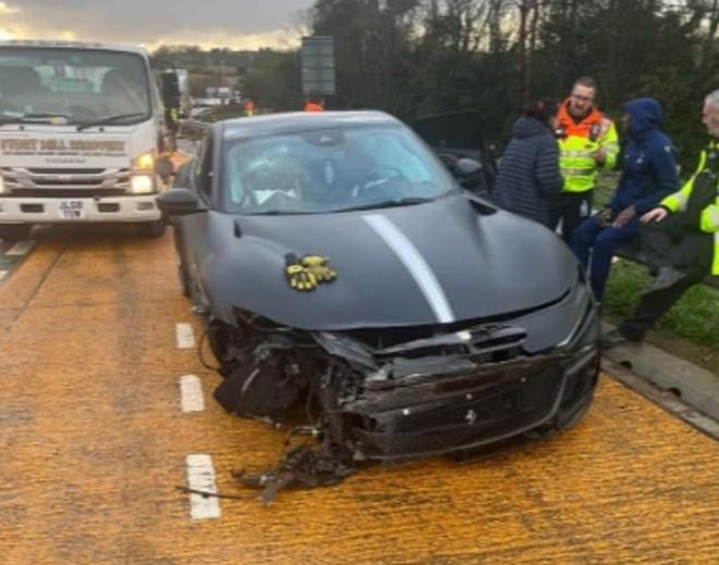 邮报：穆阿尼驾驶的法拉利在高速公路爆胎，好在人没事