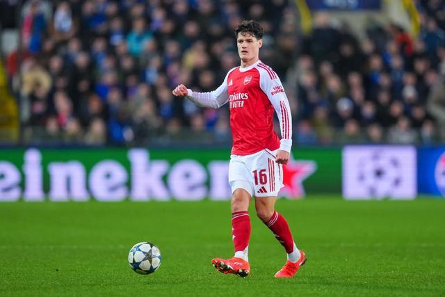 内尔高：我奶奶每年圣诞会送我剪贴簿，里边都是有关我的报纸