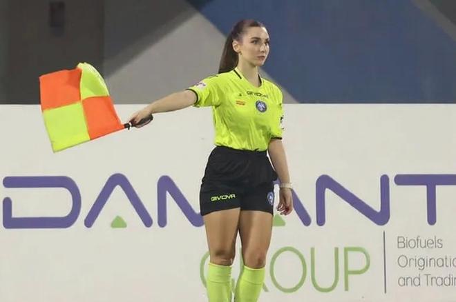 网红和模特身份加持，意大利低级别联赛女边裁走红