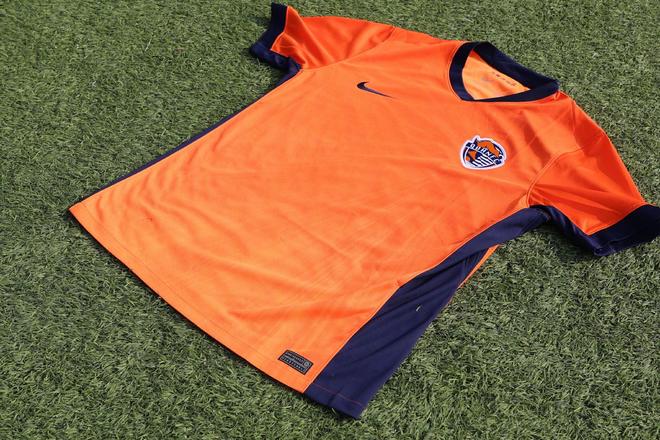 青岛海牛2026赛季主场球衣：主色调亮橙色，辅以深蓝色点缀