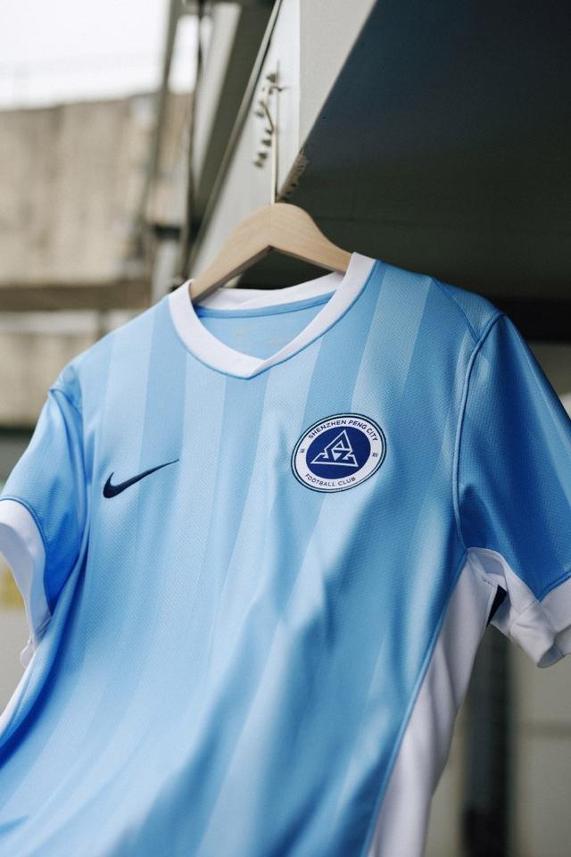 似曾相识的熟悉感？球迷调侃深圳新鹏城新赛季球衣神似深圳校服