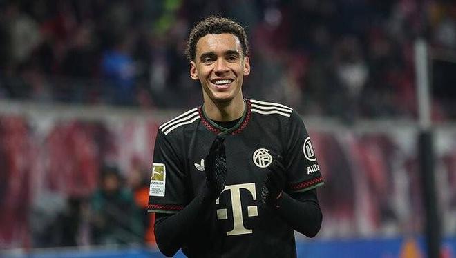 时隔207天，穆西亚拉重回拜仁首发阵容