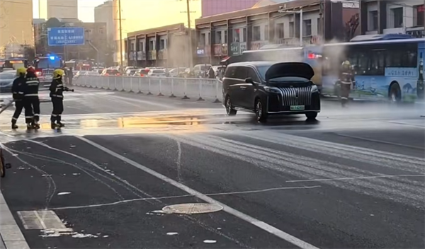 一新能源MPV行驶途中热失控 底盘电池往外喷火