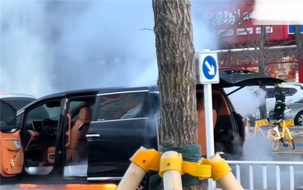 一新能源MPV行驶途中热失控 底盘电池往外喷火
