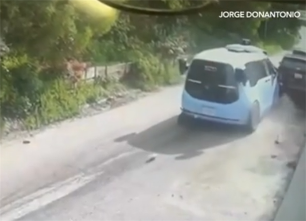 美国Waymo无人驾驶出租车冲上斜坡后连撞多车 网友：跟醉驾一样